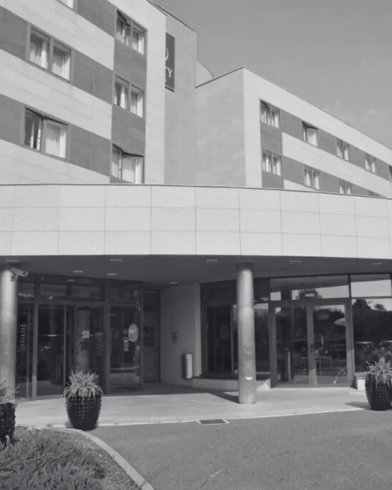 Entrée de l’hôtel M & Spa Aéroport de Bordeaux en noir et blanc