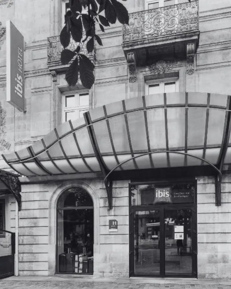Photo en noir et blanc de l'entrée de l'hotel Ibis à Bordeaux gare,
