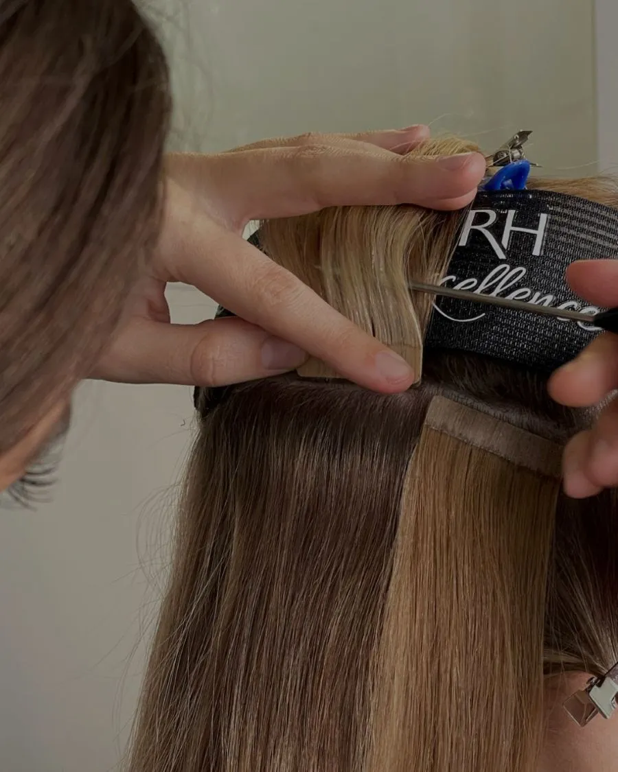 Icône graphique représentant trois mèches de cheveux - logo extensions à bandes
