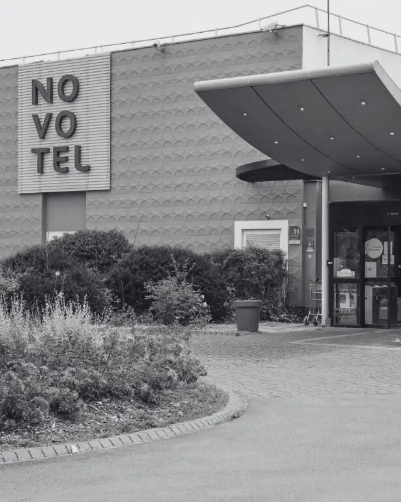Entrée de l’hôtel Novotel Bordeaux Aéroport, photo en noir et blanc