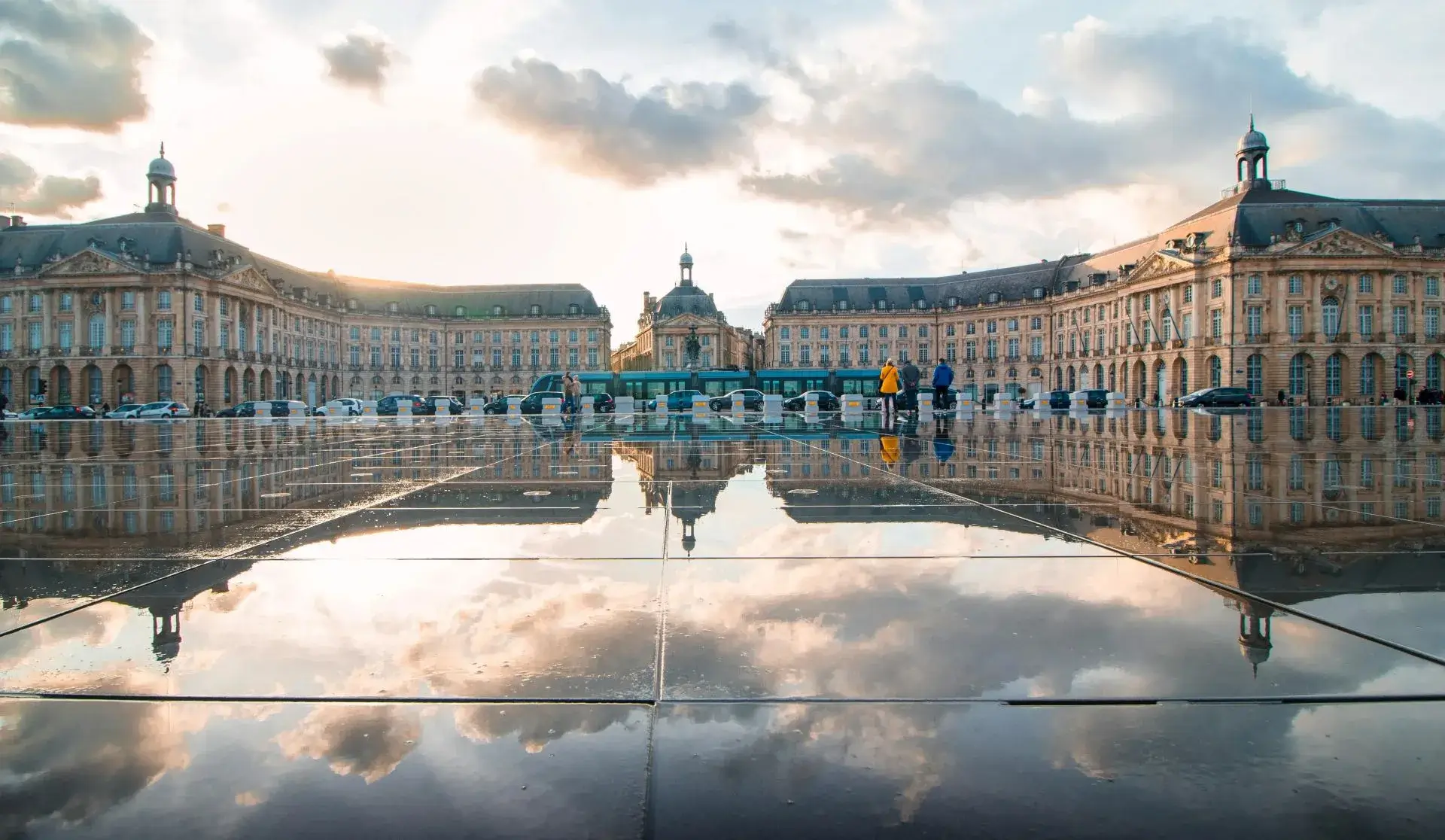 Vue de la place de la Bourse et du miroir d’eau à Bordeaux, près du centre de formation