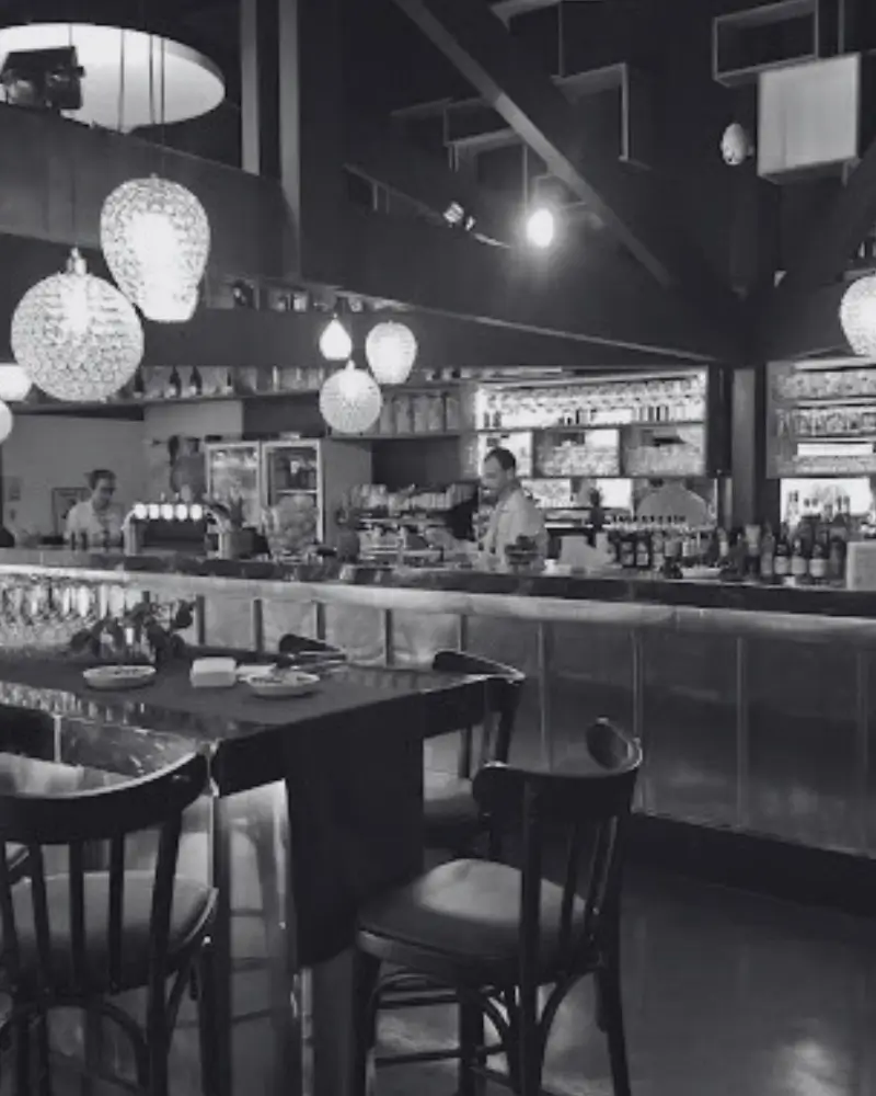 Intérieur du restaurant Ripiano Aéroport Bordeaux avec bar