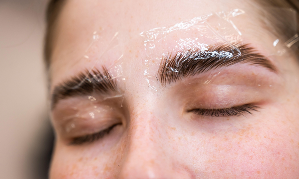 Sourcils lors d'une formation browlift