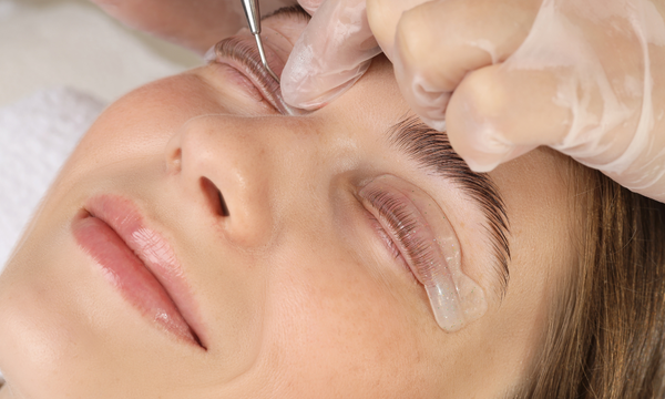 Focus sur la formation rehaussement de cils avec une modèle 