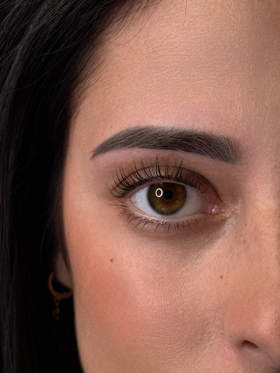 Demi visage d'une modèle après rehaussement de cils coréen