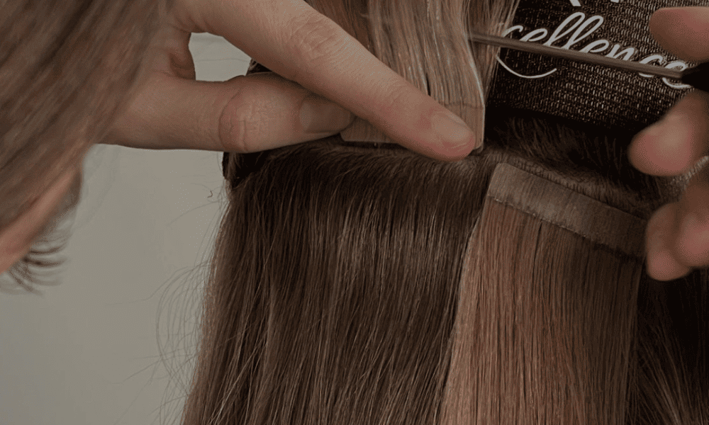 Icône graphique représentant trois mèches de cheveux - logo extensions à bandes