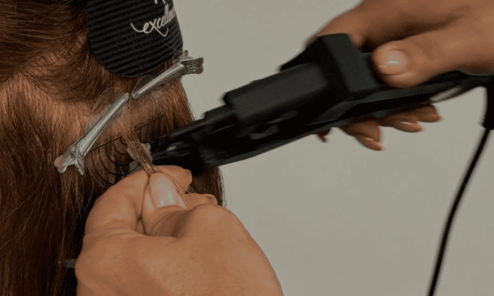 Icône graphique représentant trois mèches de cheveux - logo extensions kératine