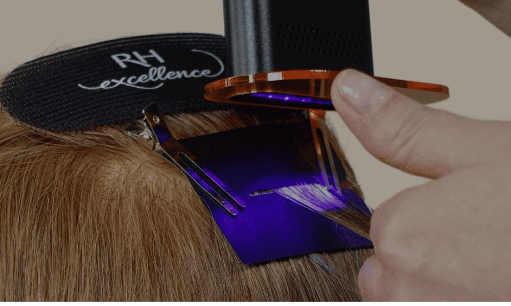 Icône graphique représentant trois mèches de cheveux ondulées - logo extensions v-light