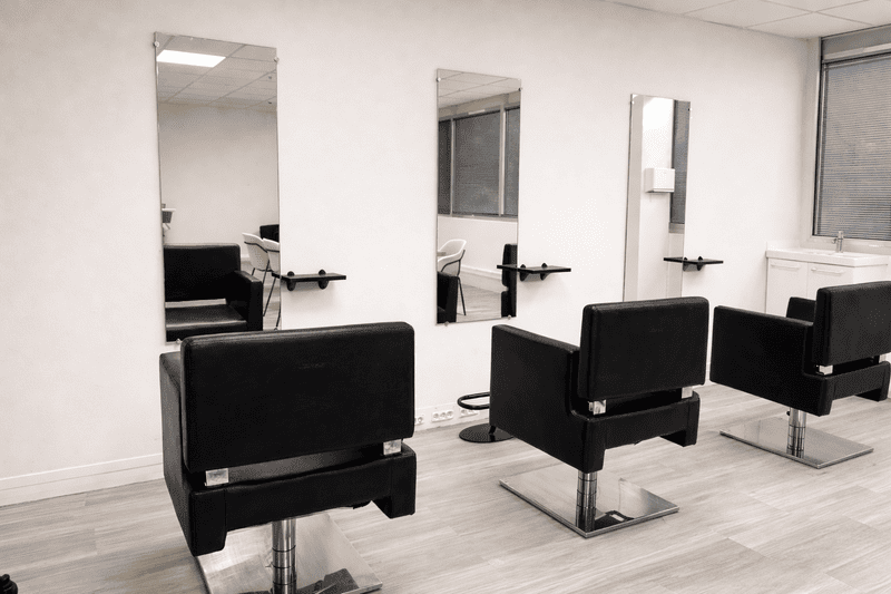 Salle de formation avec fauteuil coiffure